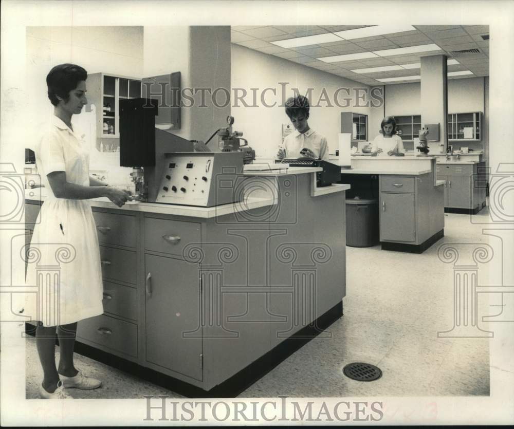 1968 Press Photo Nurses in laboratory at Methodist Hospital in New Orleans- Historic Images