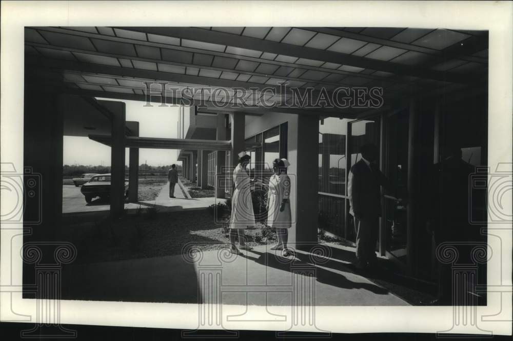 1968 Press Photo Nurses stand in front of Methodist Hospital in New Orleans- Historic Images