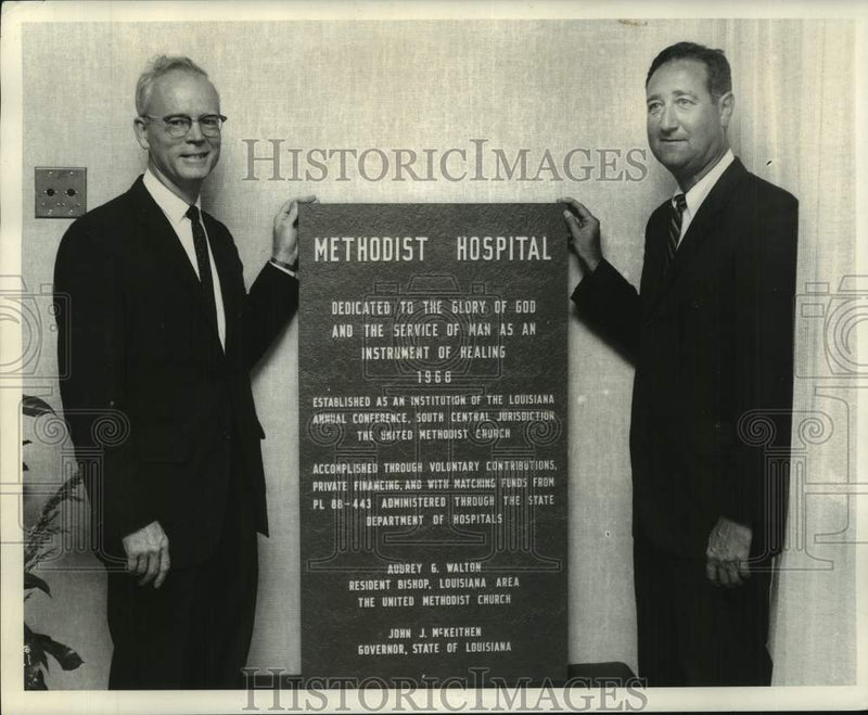 Load image into Gallery viewer, 1968 Press Photo John Keelmay and M.K. Schor with plaque for Methodist Hospital
