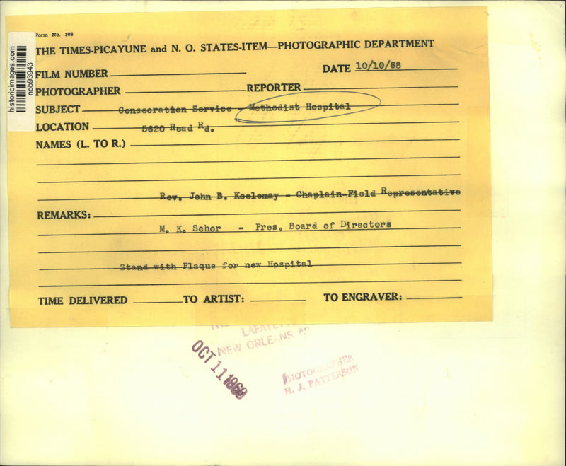 Load image into Gallery viewer, 1968 Press Photo John Keelmay and M.K. Schor with plaque for Methodist Hospital
