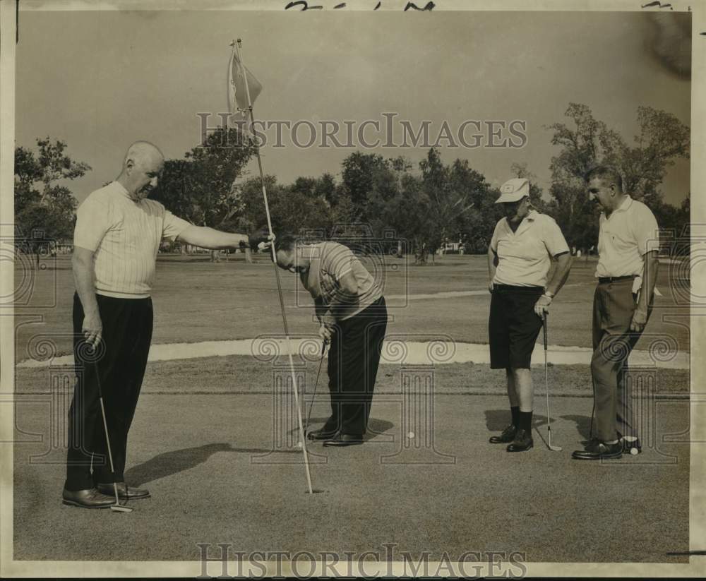 1967 Press Photo Radio-TV and Appliance Association members at golf tournament- Historic Images