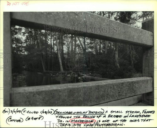 1993 Press Photo Stream framed through railing of bridge on Lakeshore Drive- Historic Images
