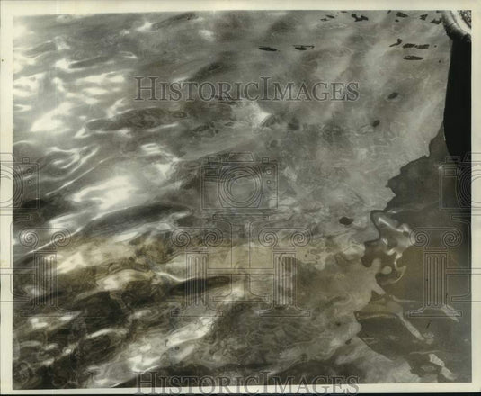 1971 Press Photo Oil in Canal at the River - nob94029