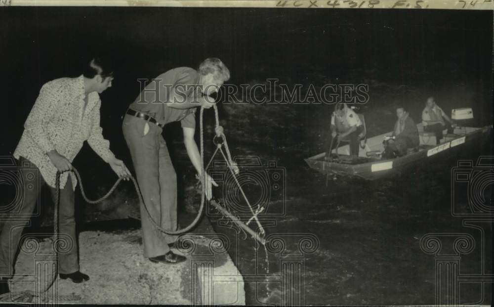 1974 Press Photo Members of Jackson, Mississippi rescue team drag Pearl River- Historic Images