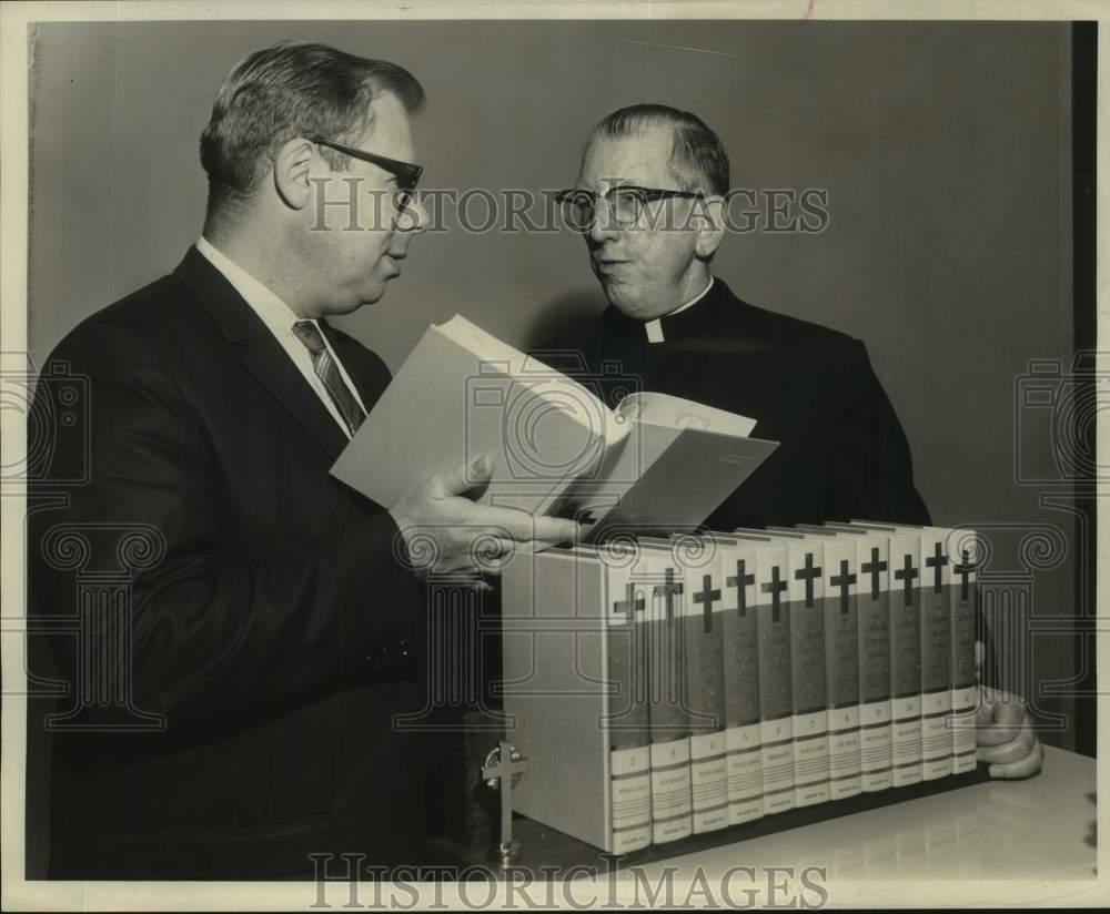 1966 Press Photo Guenter A. Jansen and Monsignor Bezou at New Orleans Library- Historic Images