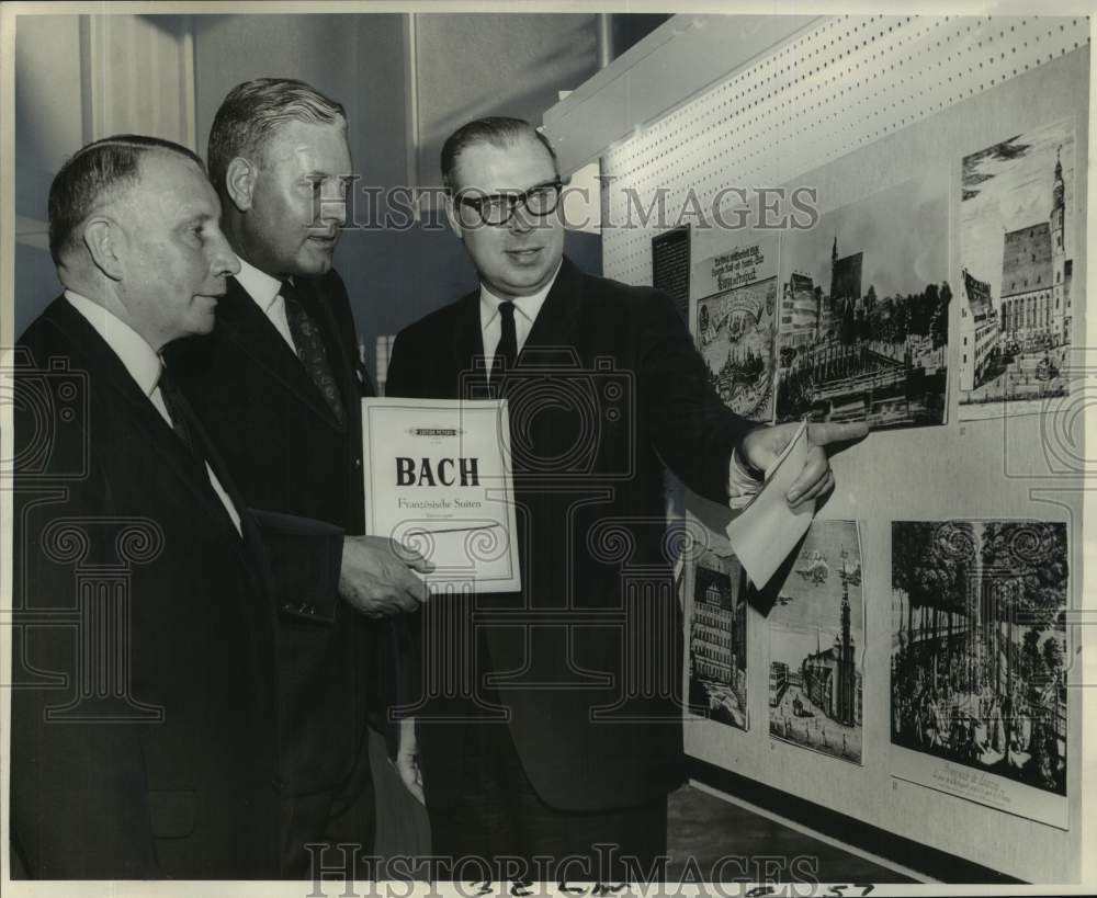 1966 Press Photo Attendees at exhibit on display at New Orleans Public Library