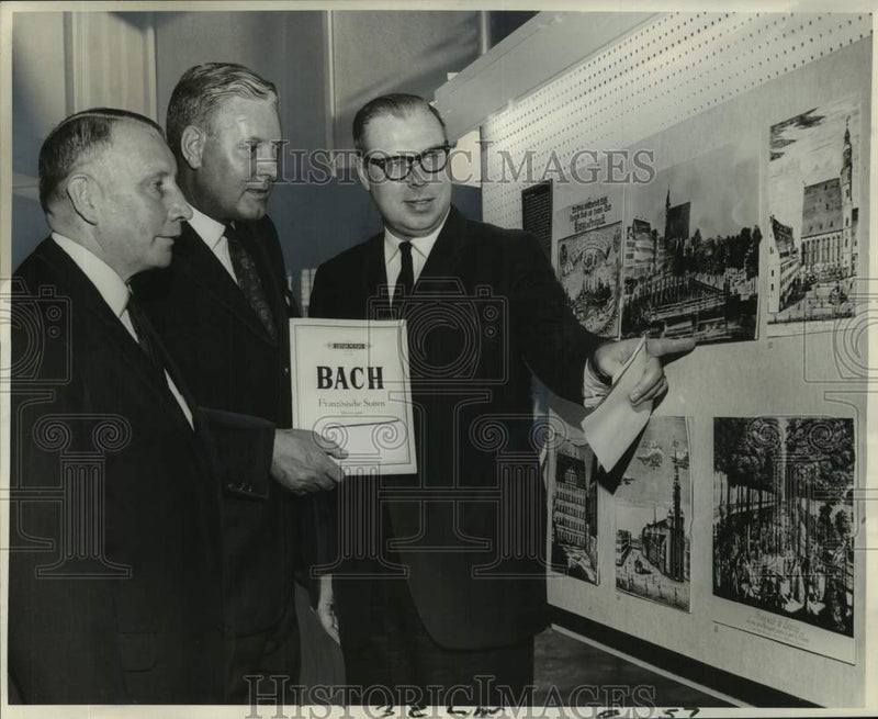 Load image into Gallery viewer, 1966 Press Photo Attendees at exhibit on display at New Orleans Public Library
