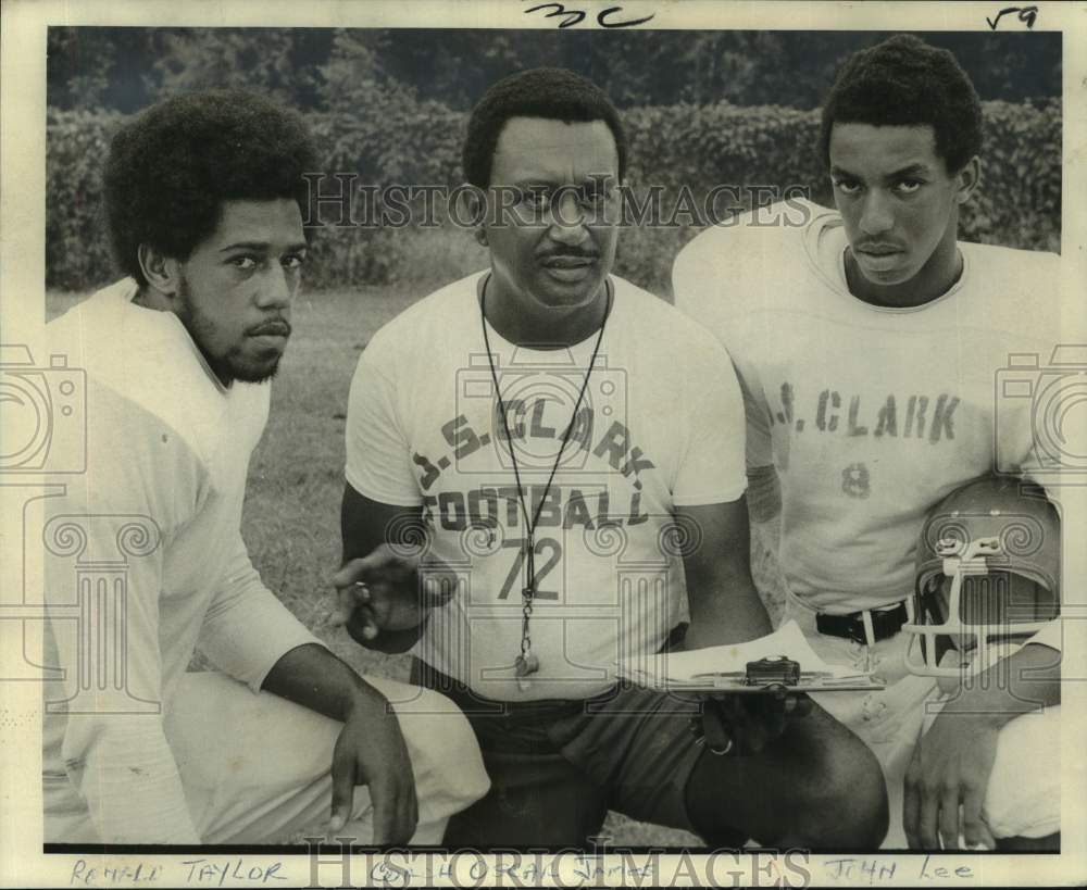1972 Press Photo Football Coach Oscar James talks with Ronald Taylor & John Lee- Historic Images