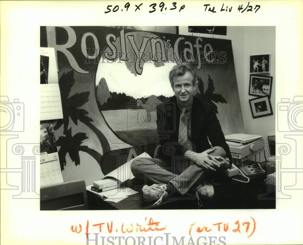 1993 Press Photo Andy Horton in his office at Loyola University- Historic Images