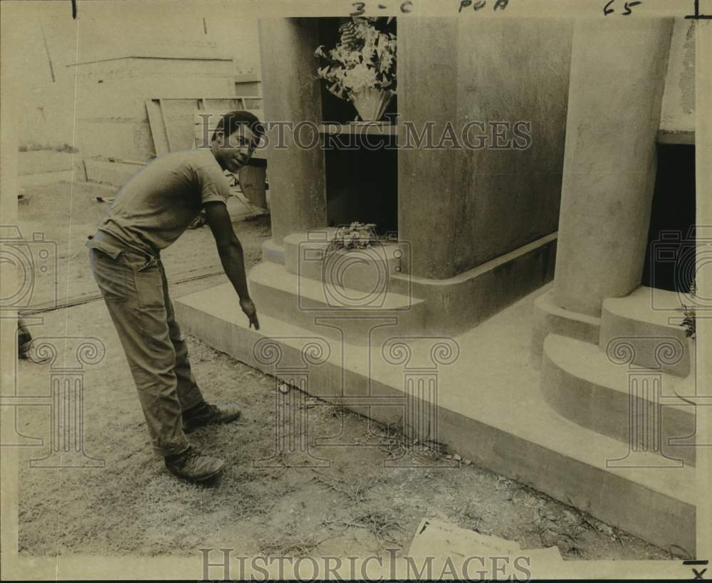 1971 Press Photo Gerald Jason stands where he discovered David Melancon tied up- Historic Images