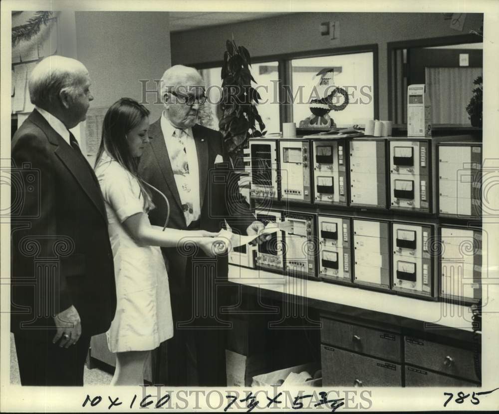 1976 Press Photo Leaders inspect coronary care unit monitors, Methodist Hospital- Historic Images