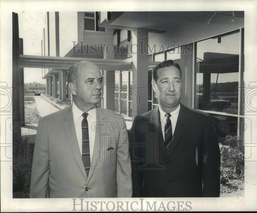 1968 Press Photo Paul Bjork and M. Kenneth Schor of the Methodist Hospital- Historic Images