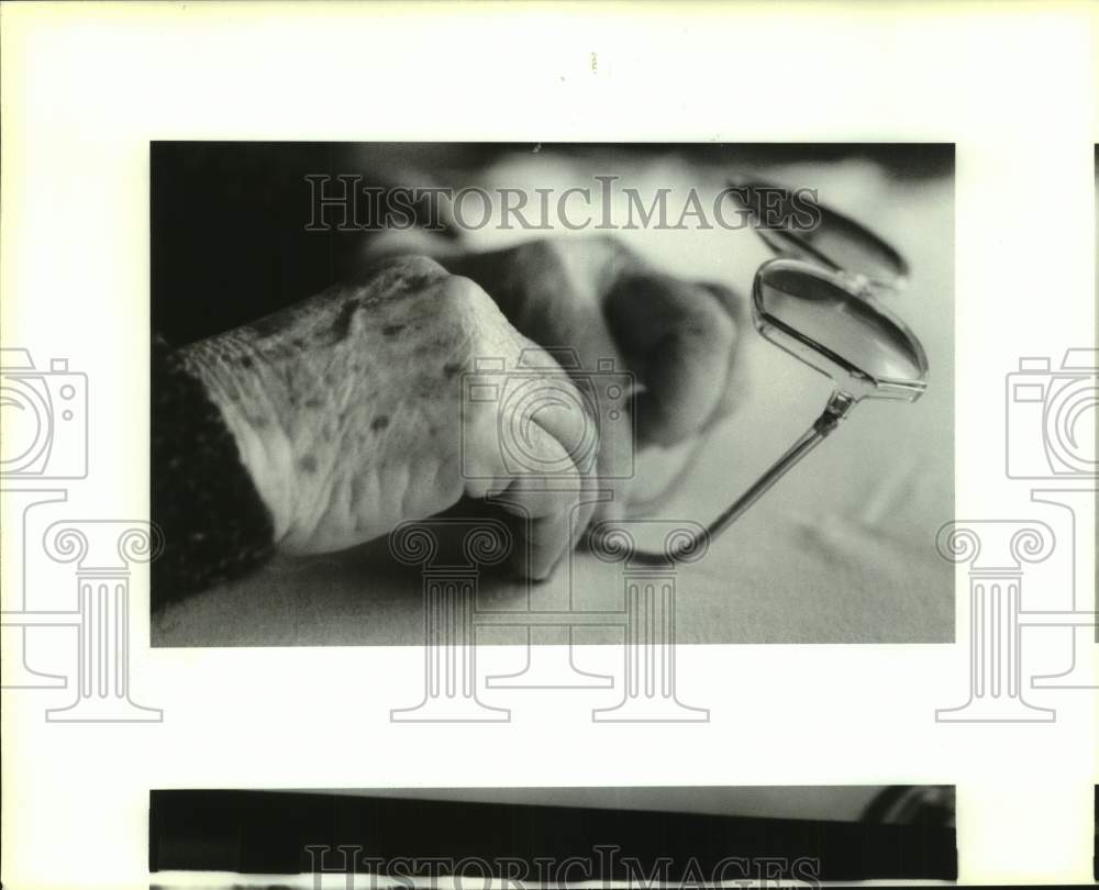 1990 Press Photo Hands &amp; glasses of Florence Melerine, one of the local Islenos- Historic Images