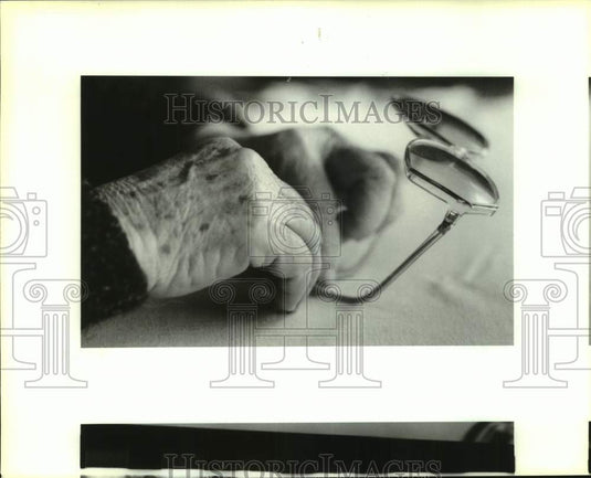 1990 Press Photo Hands & glasses of Florence Melerine, one of the local Islenos- Historic Images
