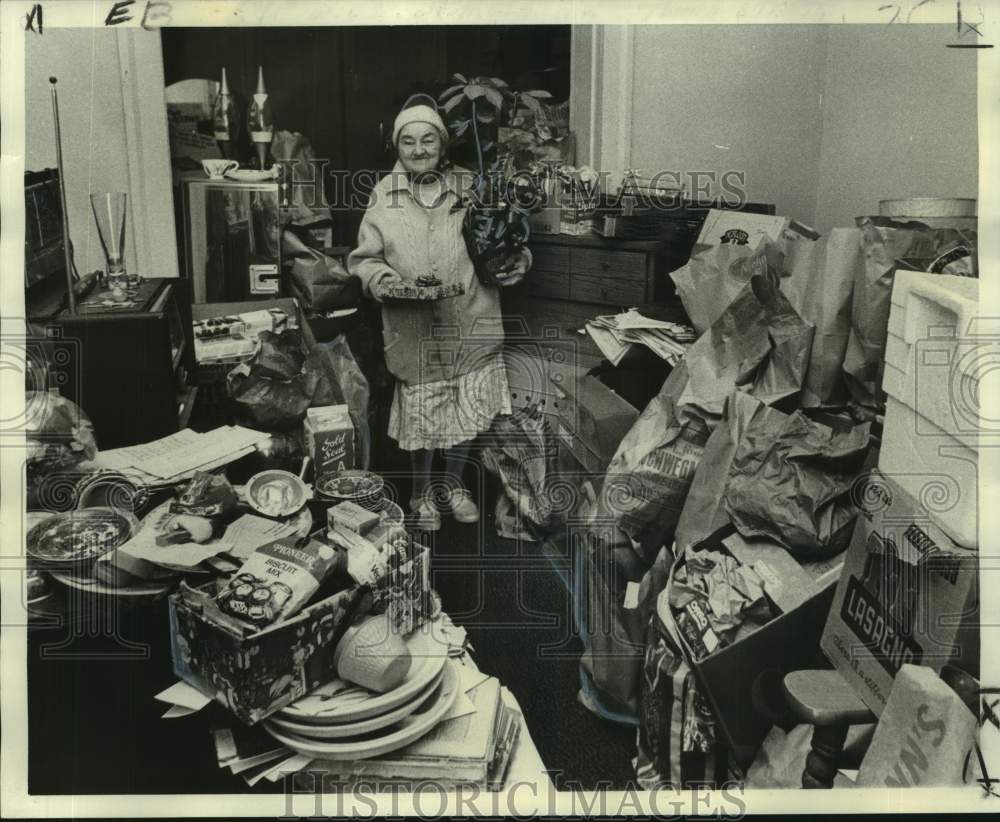 1975 Press Photo Mary Melancon with boxes of decorations- Historic Images