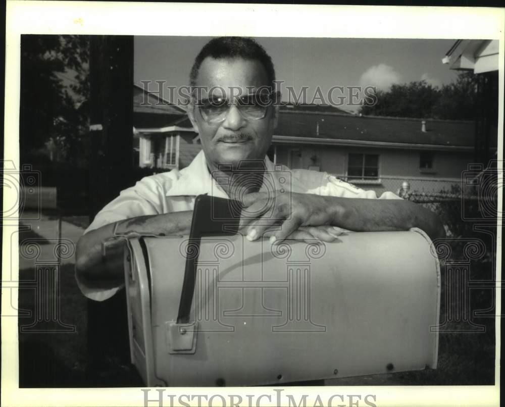 1992 Press Photo Edmond Melder retires after 40 years with Lakeview post office- Historic Images