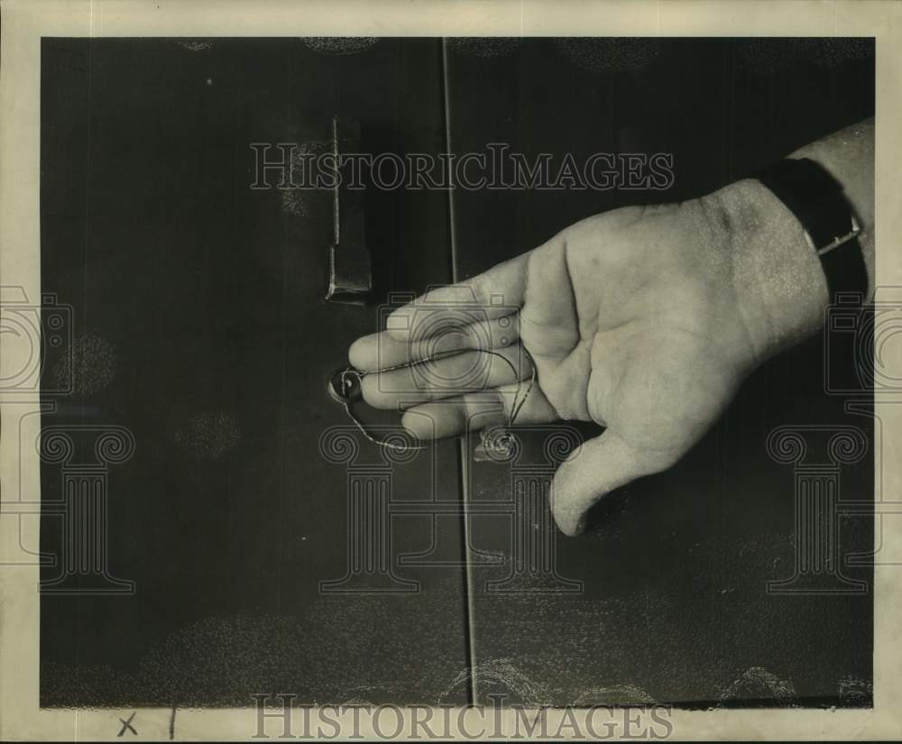 1965 Press Photo Locking and sealing of front doors of machine - nob94337