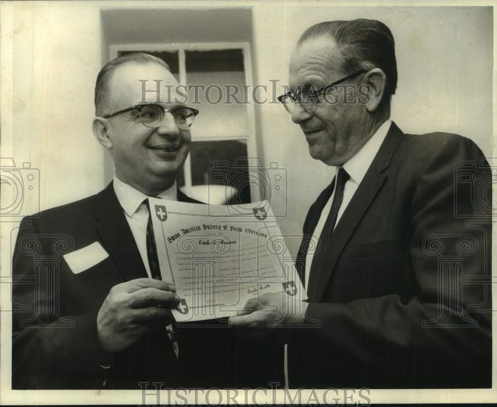 1971 Press Photo Emile Dieth honors Erich Messmer at First Presbyterian Church- Historic Images