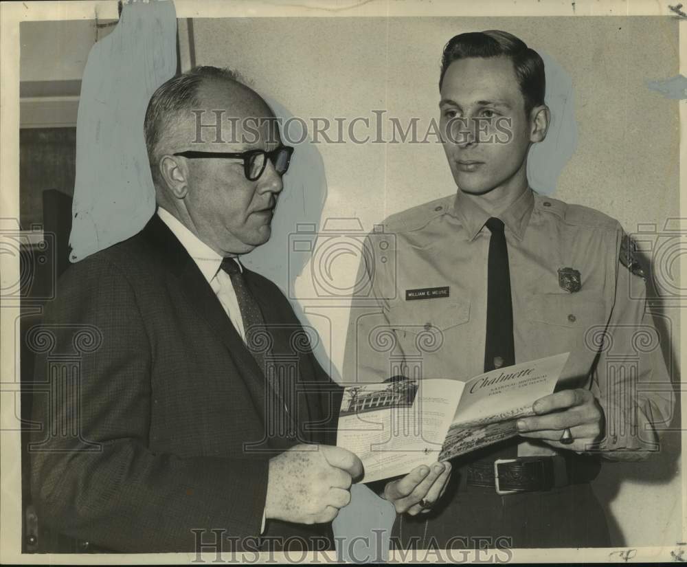 1963 Press Photo Elbert Cox &amp; William Meuse confers during tour of battleground- Historic Images