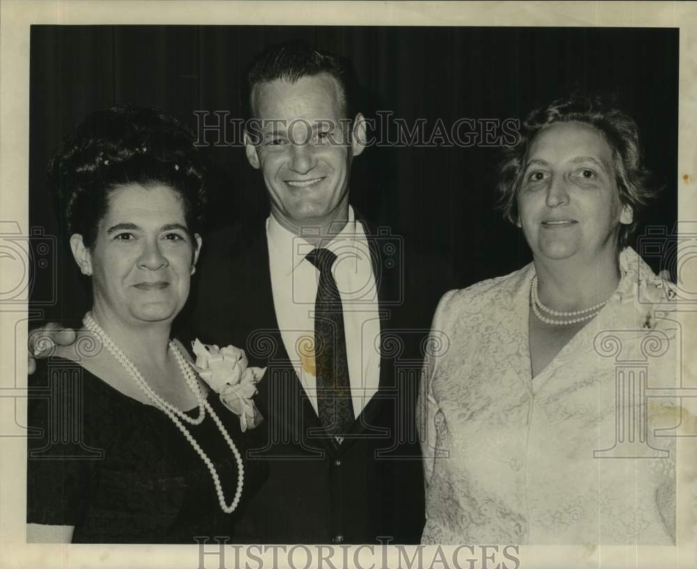 1967 Press Photo New Orleans-Miljon J. &amp; Marion Hosli with Mrs. Frances Geautrex
