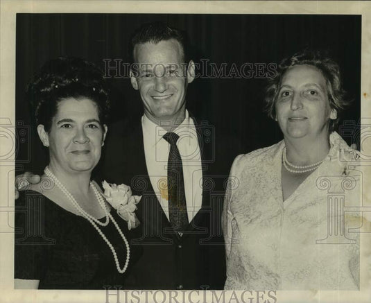 1967 Press Photo New Orleans-Miljon J. & Marion Hosli with Mrs. Frances Geautrex