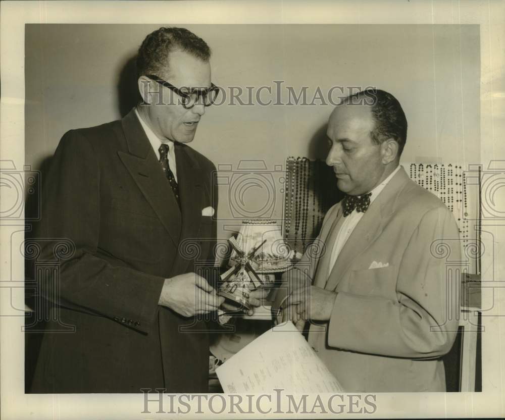 1951 Press Photo Arthur A. Meyer checks Dutch ceramic described by W.H. Lamboy- Historic Images