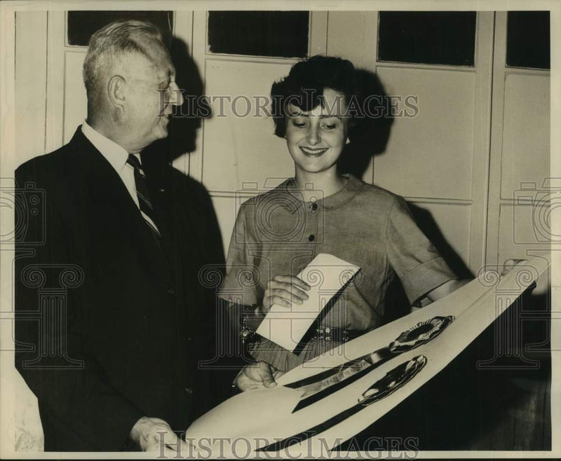 Load image into Gallery viewer, 1962 Press Photo Lester S. Seelig presents Miss Ande Meyer the Safety Award
