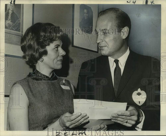 1965 Press Photo Patricia Quinn & Dr. Allen Meyer look over program for nurses - Historic Images
