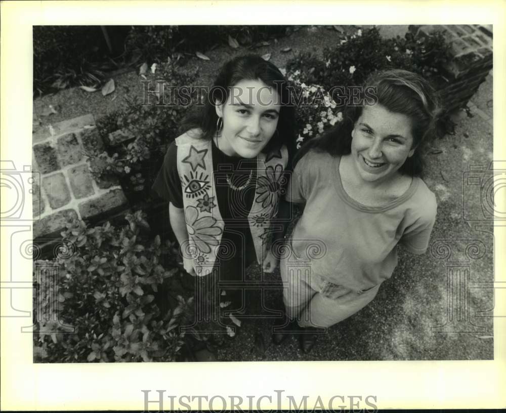 1991 Press Photo Catherine McCarthy & Beth Berrean go to Europe as Peace Corps- Historic Images