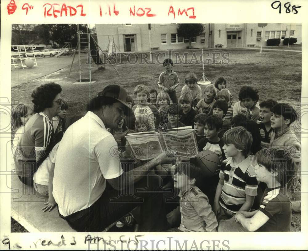 1983 Press Photo Harold Curtis reads story to kids at Metairie Grammer School- Historic Images