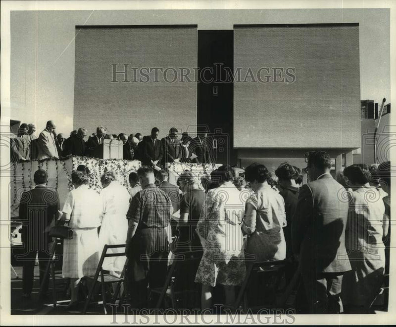 Load image into Gallery viewer, 1968 Press Photo Consecration Service of Methodist Hospital at 5620 Read Road
