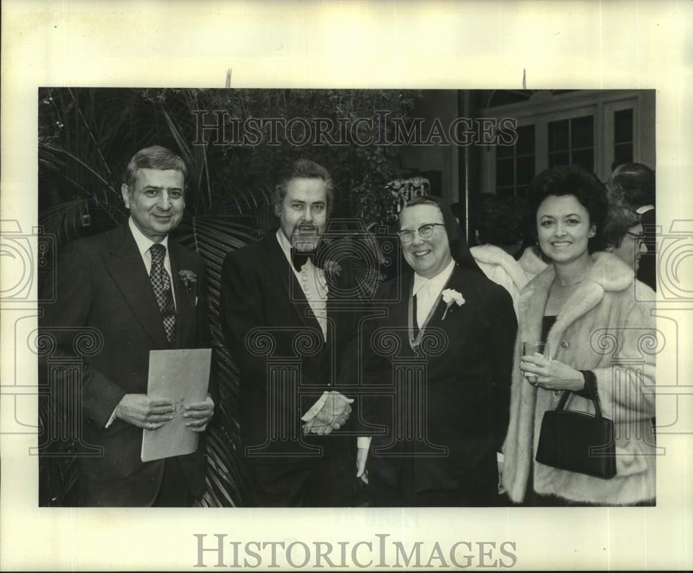 1976 Press Photo Honorees of 10 Outstanding Persons award at Royal Sonesta Hotel- Historic Images