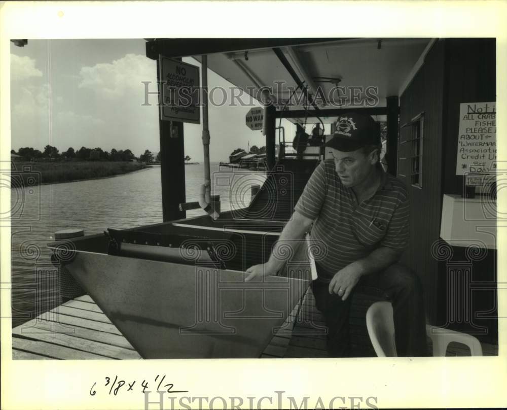 1989 Press Photo Ms. Sandy Seafood Wholesalers Don Martin at shrimp conveyor- Historic Images