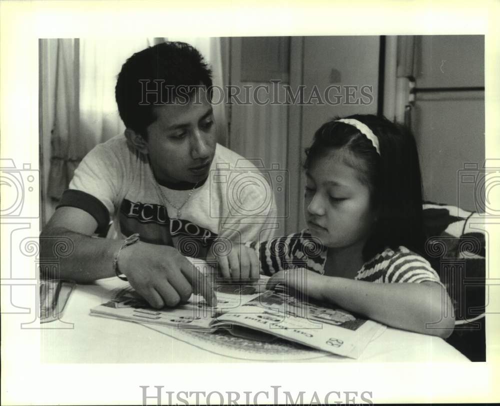 1995 Press Photo Nelson Maldonado helps Gabriela Mejia with her homework- Historic Images