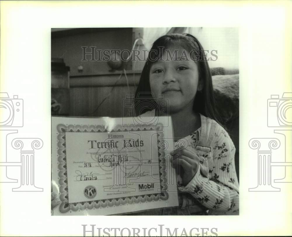 1995 Press Photo Gabriela Mejia shows certificate from Arabi Elementary School- Historic Images