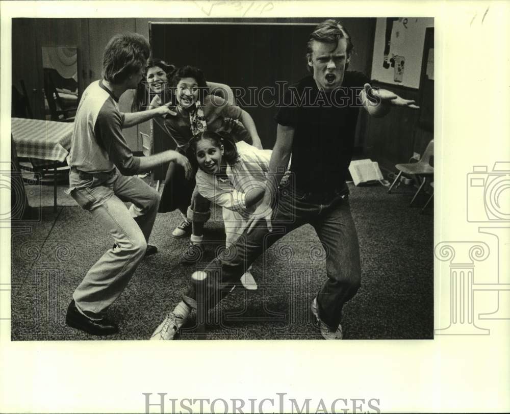 1979 Press Photo Mark Mekelburg directs a scene from All the Little People- Historic Images