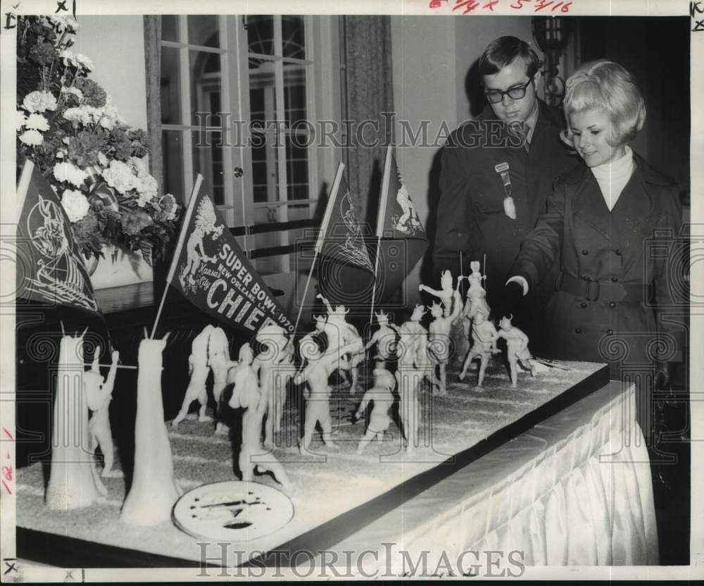 1970 Press Photo Mr. &amp; Mrs. Robert C. Hobbs look at sculpture for Super Bowl- Historic Images