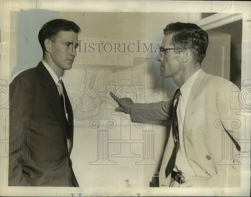 Load image into Gallery viewer, 1955 Press Photo Frank Merkel and Bill Nelson discuss Gulf Service sales area
