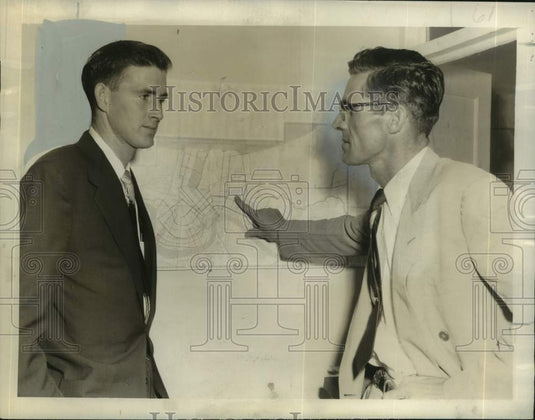 1955 Press Photo Frank Merkel and Bill Nelson discuss Gulf Service sales area