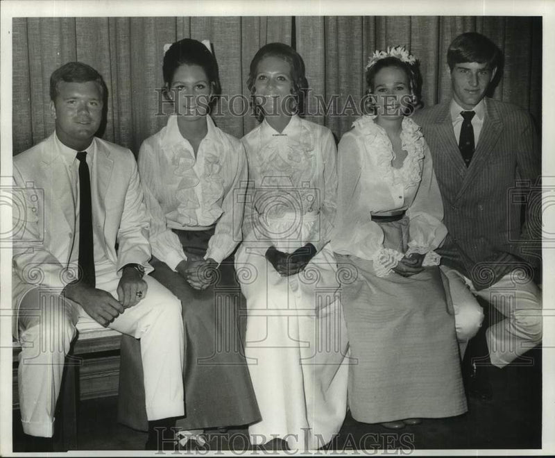 Load image into Gallery viewer, 1968 Press Photo Merrick, Higgins, Dascomb, Baltar &amp; Delaurel attend a party
