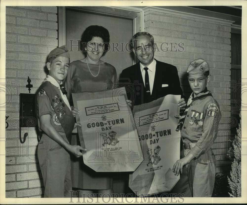1966 Press Photo Councilman &amp; Mrs. Moreau Receive &quot;Good Turn&quot; Bags From Scouts