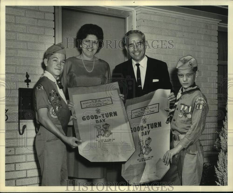 Load image into Gallery viewer, 1966 Press Photo Councilman &amp; Mrs. Moreau Receive "Good Turn" Bags From Scouts
