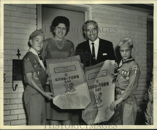 1966 Press Photo Councilman & Mrs. Moreau Receive "Good Turn" Bags From Scouts