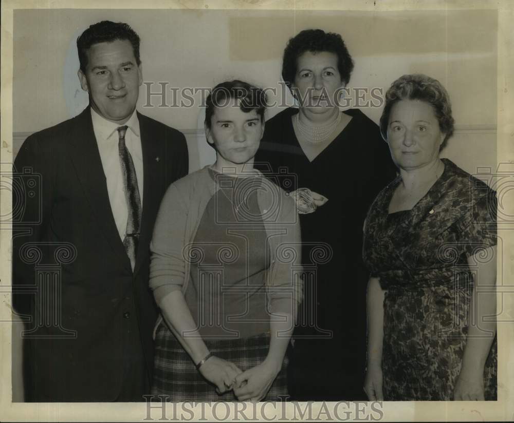 1960 Press Photo Eleanor McMain Citizenship Award Recipients, Kingsley House- Historic Images