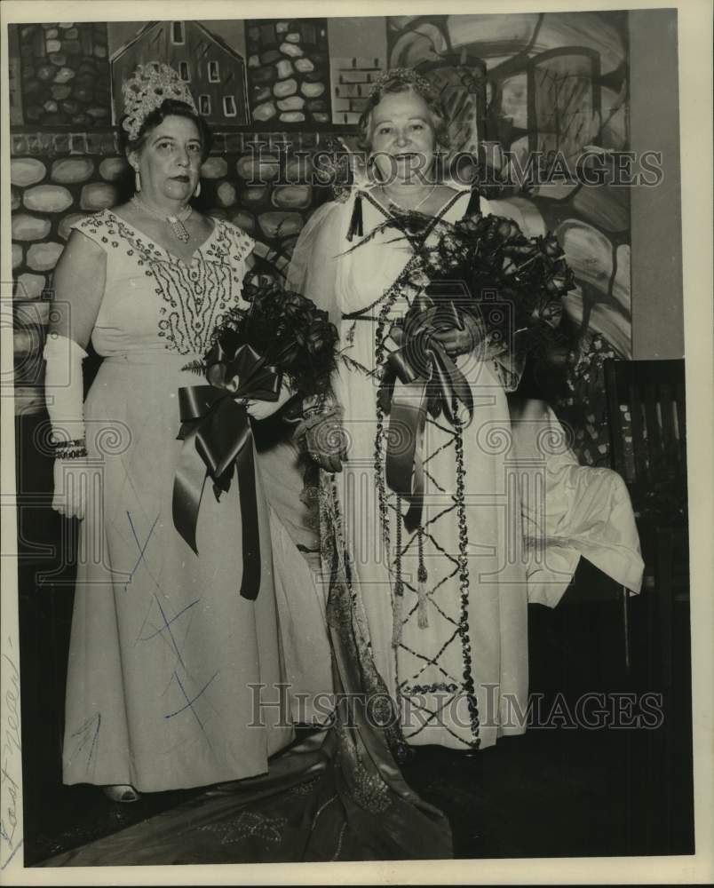 1954 Press Photo Mrs. Lee R. Messina (left) Queen Of Dibert Krewe Carnival Ball- Historic Images