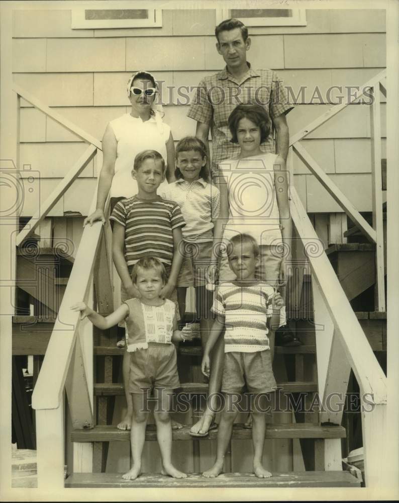 1964 Press Photo H. C. Messina Jr. And Family Enjoy A Vacation On The Gulf Coast