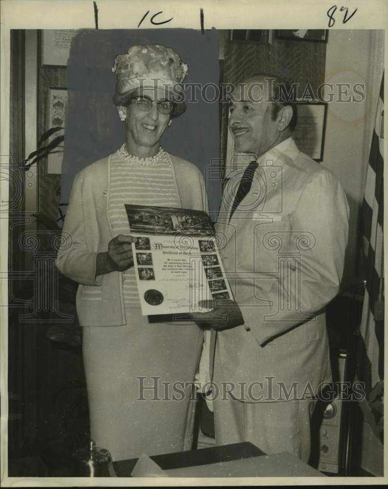 Load image into Gallery viewer, 1969 Press Photo Mayor Victor Shiro presents award to Marietta Meunier at event
