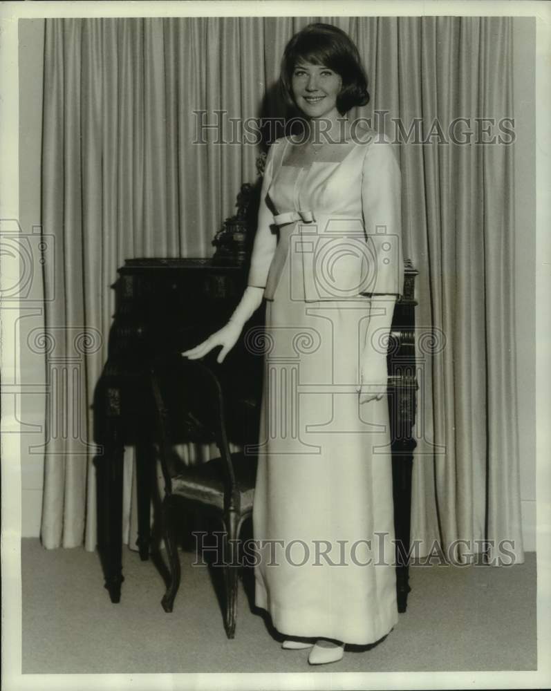 Load image into Gallery viewer, 1966 Press Photo Ann Elliott Meyer, Navy Princess in Memphis Cotton Carnival
