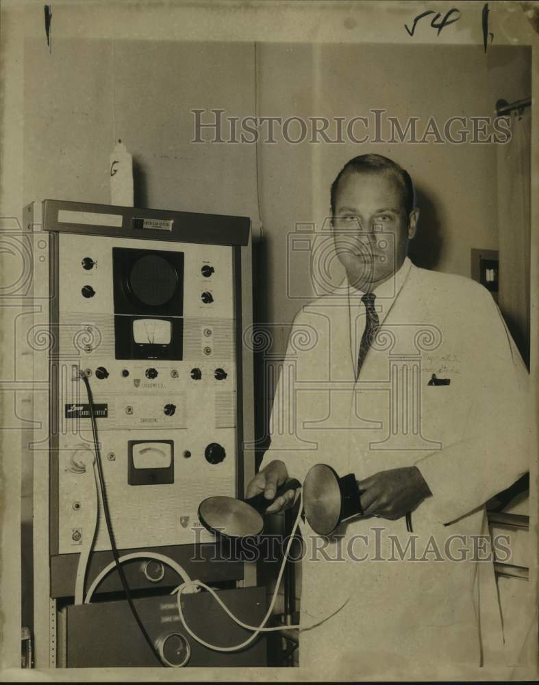 Load image into Gallery viewer, 1968 Press Photo Doctor Allen Meyer explains electrodes at Charity Hospital
