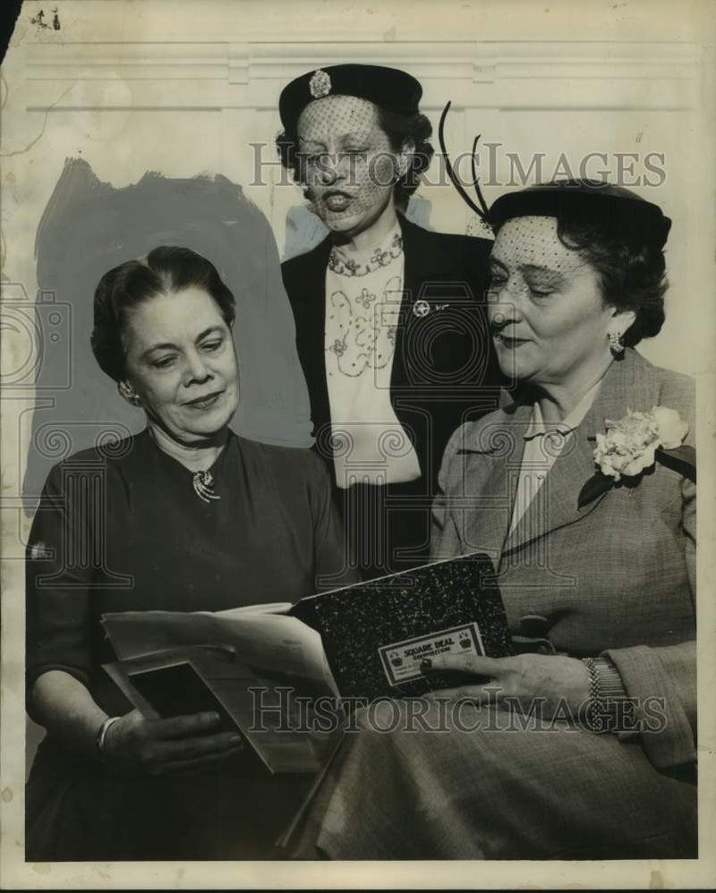 Load image into Gallery viewer, 1954 Press Photo Officers of the Garden Guild plan for the flower show
